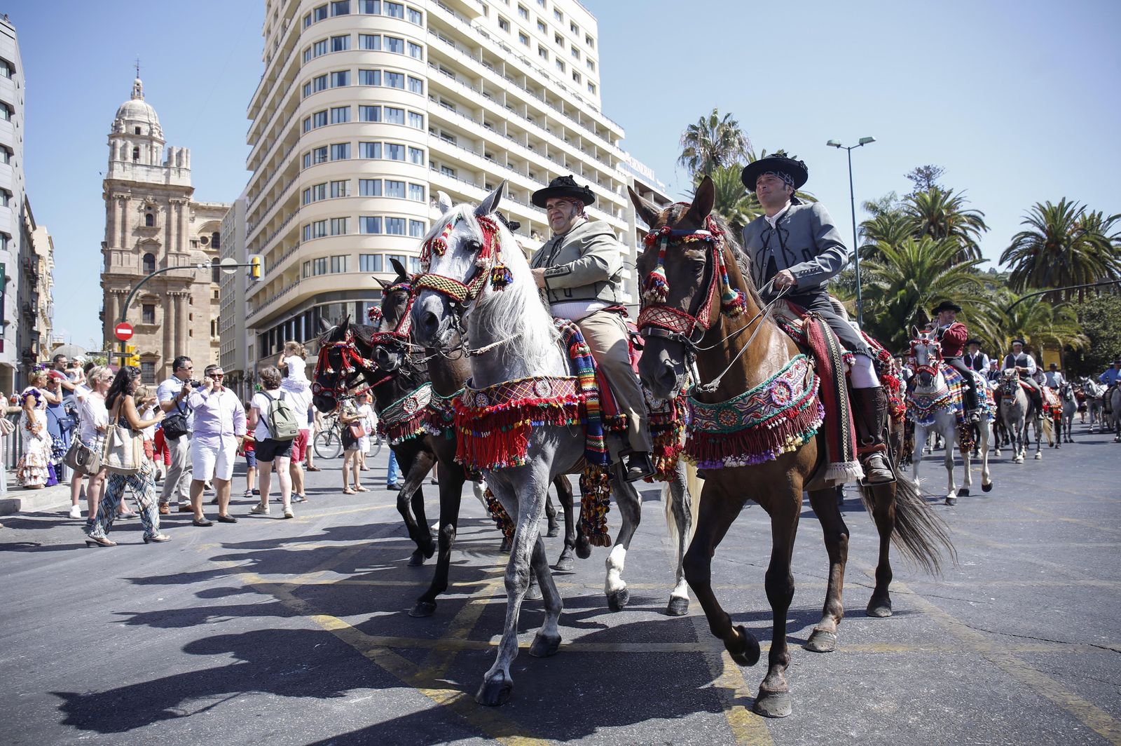 Los jinetes se dirigen a la plaza de Marqués de Larios para presenciar la izada a la bandera de Málaga.