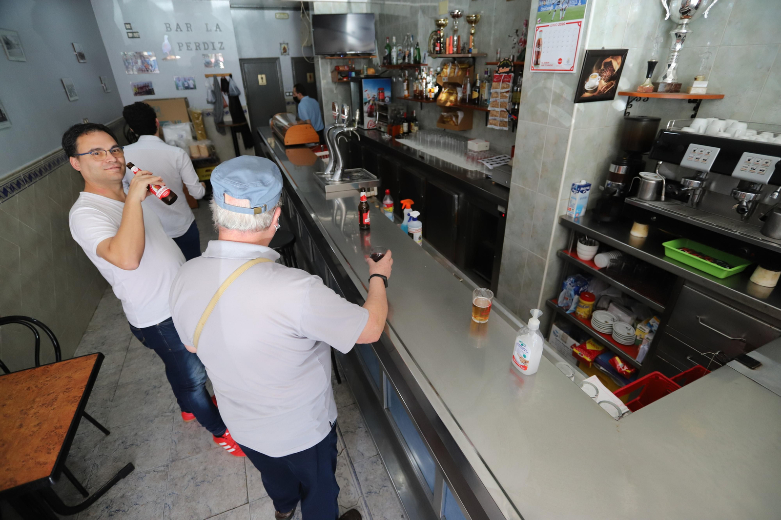 Imágenes del disfrute en fase tres de desescalada en la barra de los bares