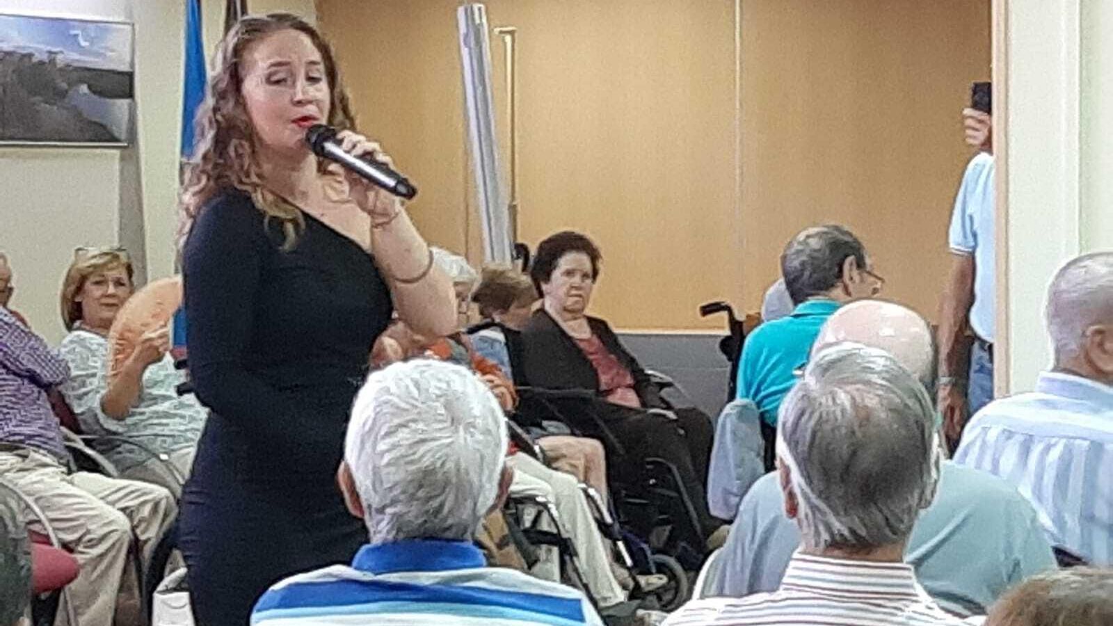 Actuación de Ana Galvín con motivo del Día Mundial del Alzheimer en el centro Dolores Castañeda de San Fernando.