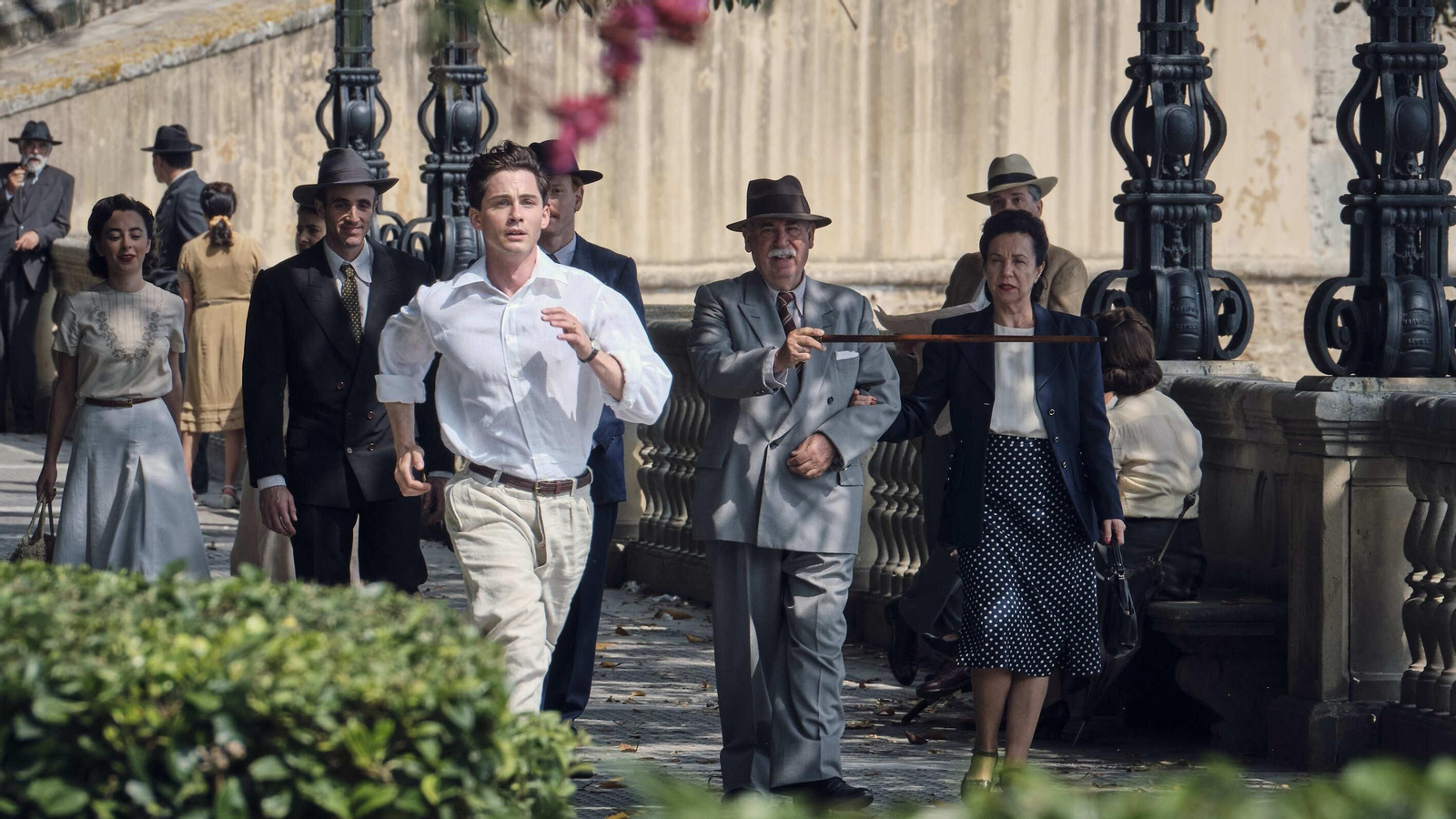 Momento del rodaje, en la Alameda, de la serie de Disney+ con Logan Lerman como protagonista.