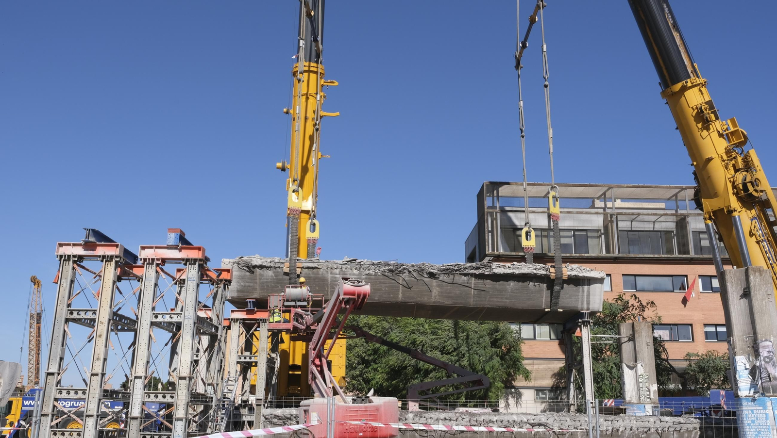 El Puente de la Avenida del Mediterráneo ya es historia, en imágenes