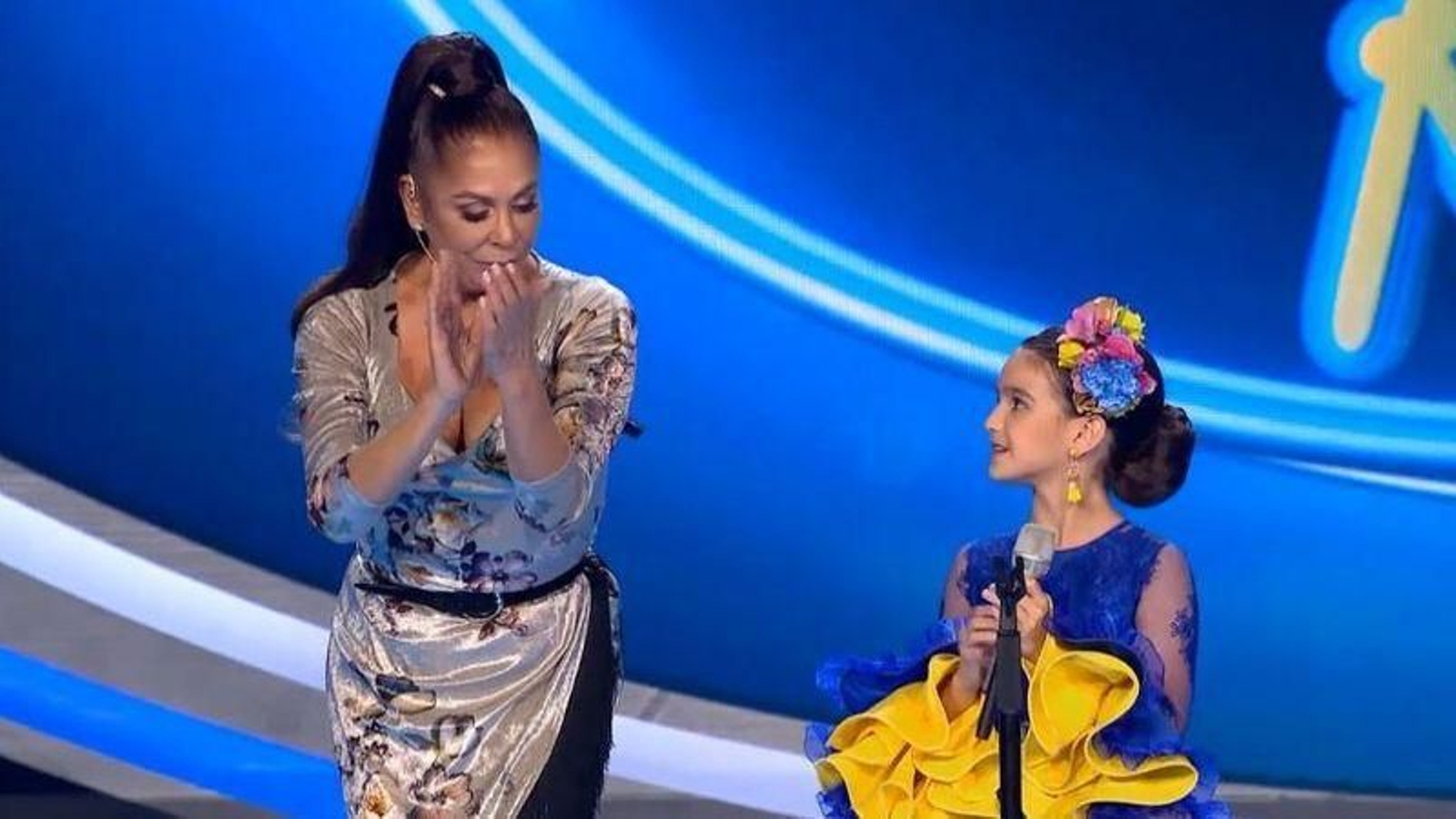 Cayetana Moreno, junto a Isabel Pantoja en el escenario.