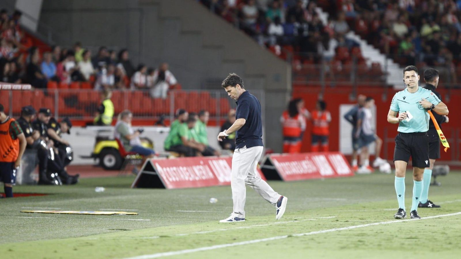 Rubi mira su reloj en el área técnica en el duelo contra los armeros.