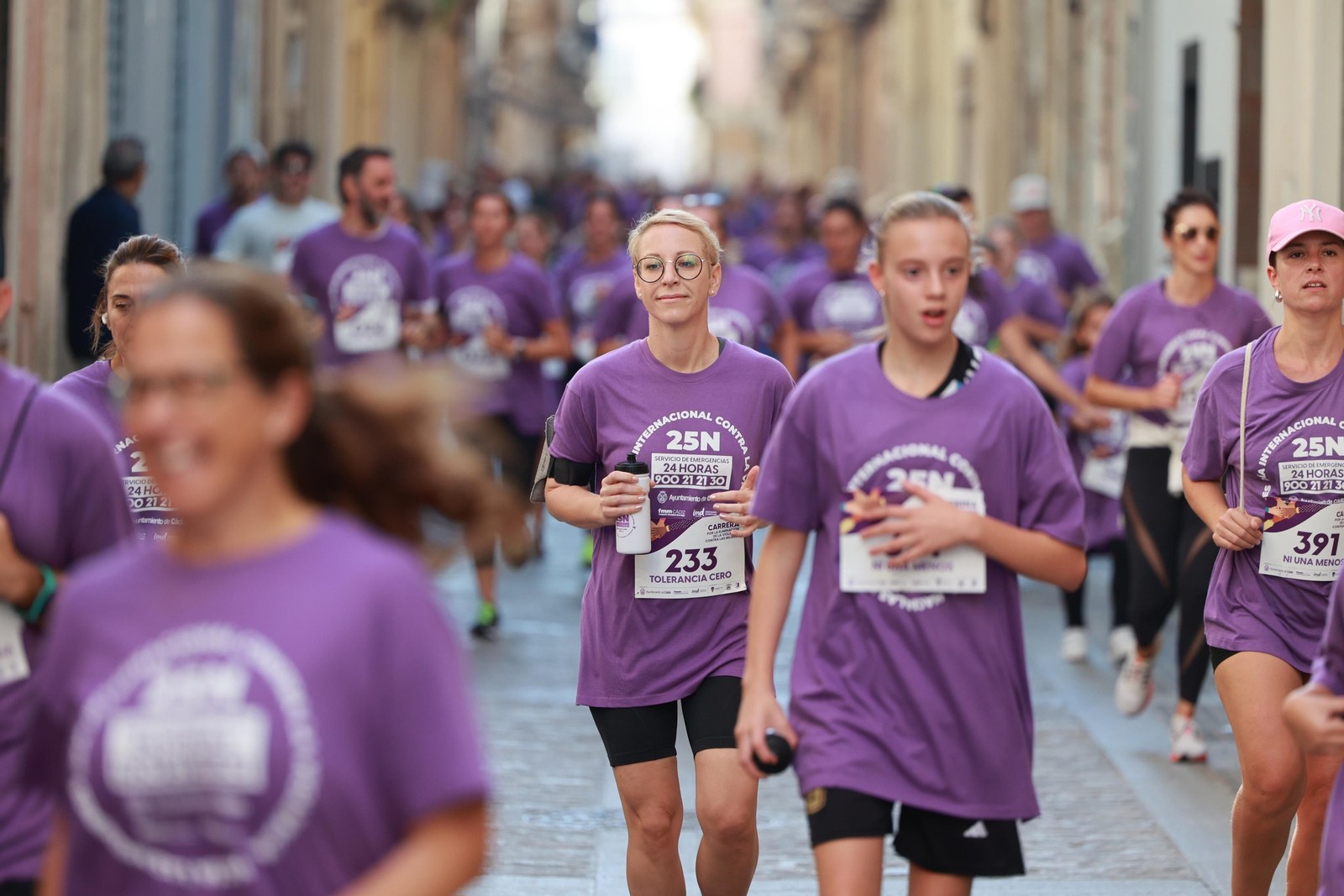 Todas las imágenes de la carrera contra la violencia de género en Cádiz