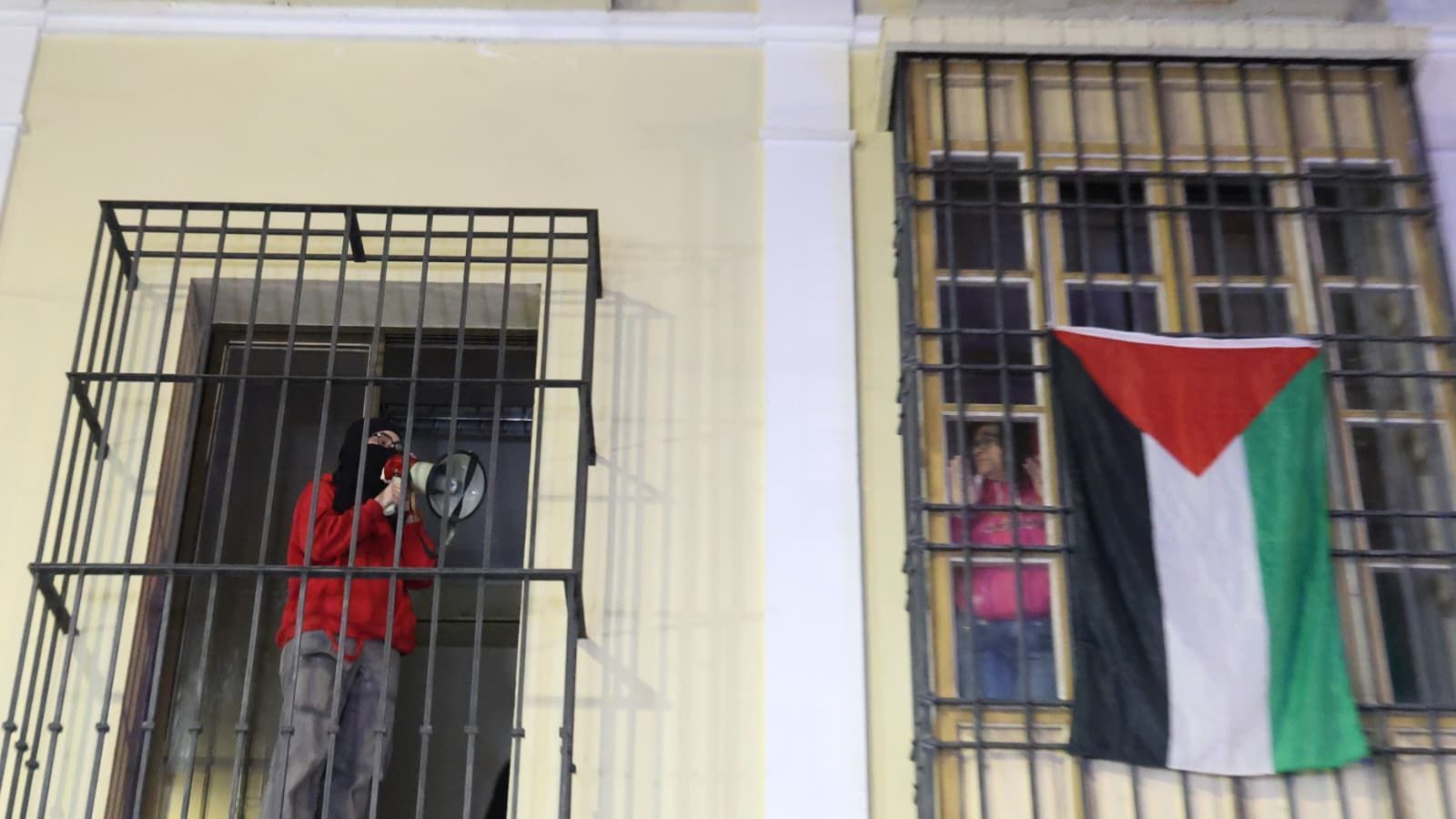 Personas dentro del edificio.