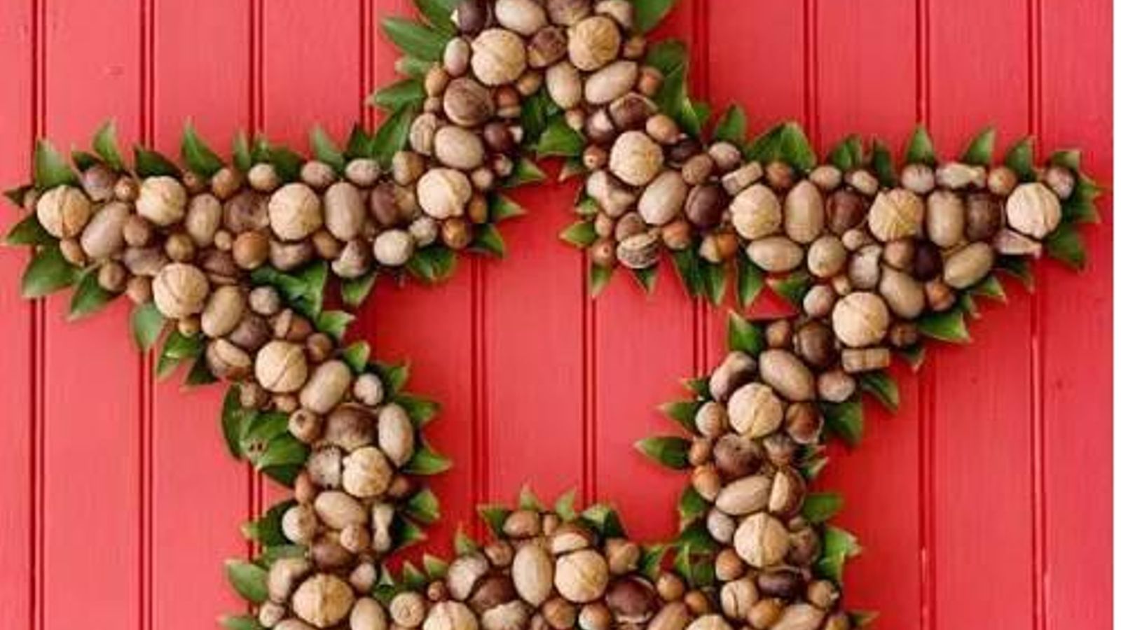 Corona de Navidad con nueces y bellotas.
