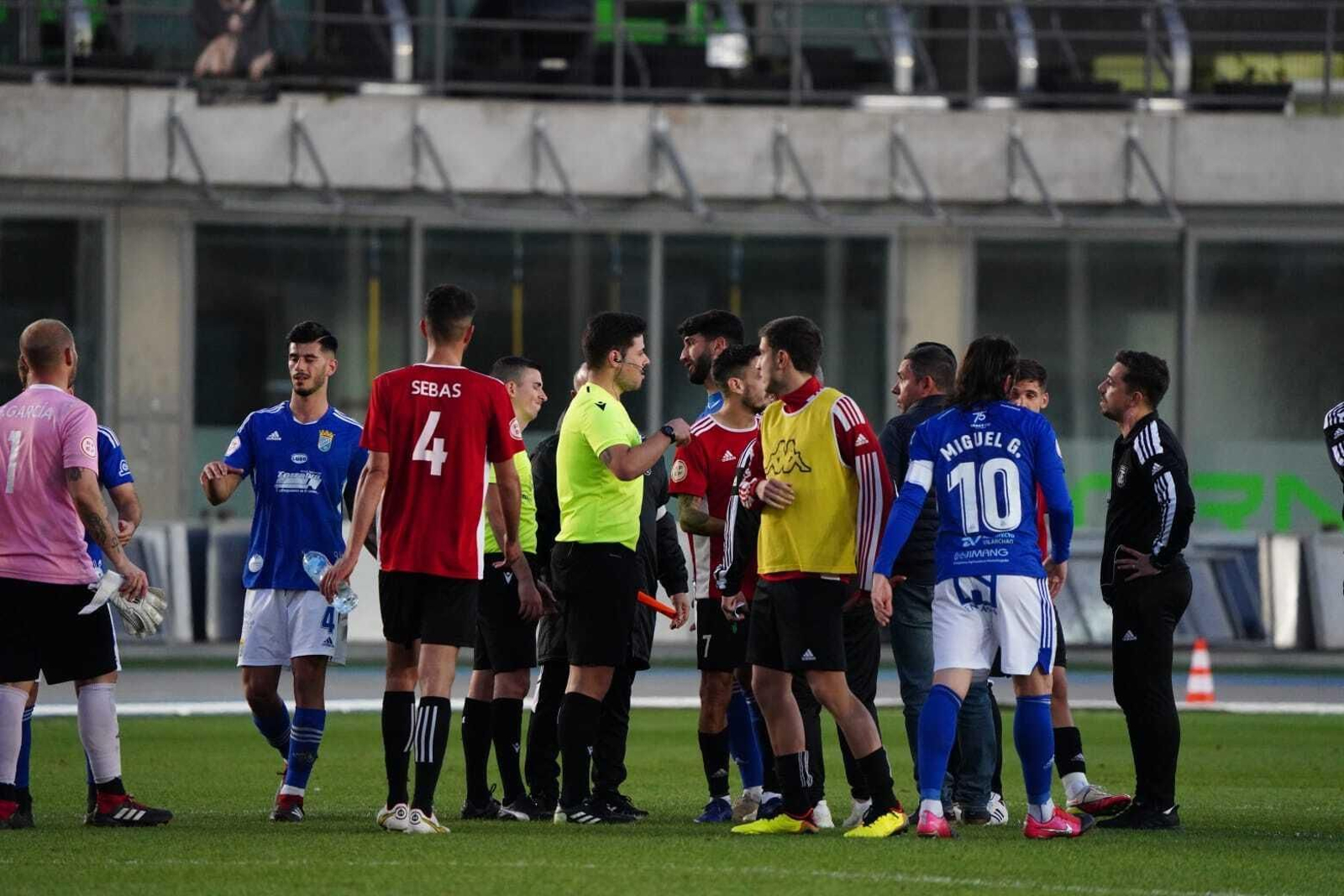 Los jugadores de Xerez CD y Gerena se saludan tras el empate a uno en Chapín. Los jugadores de Xerez CD y Gerena se saludan tras el empate a uno en Chapín.