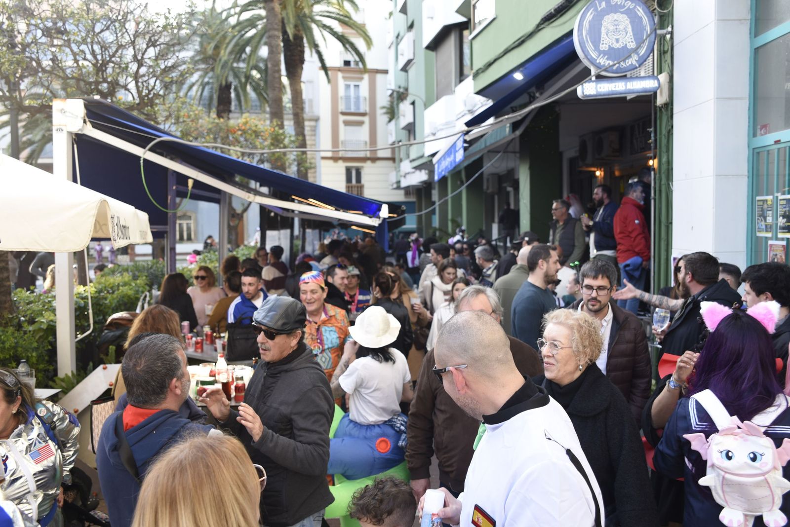 Búscate en las fotos de la fiesta en la calle del sábado en el Carnaval de la Concha Fina de La Línea