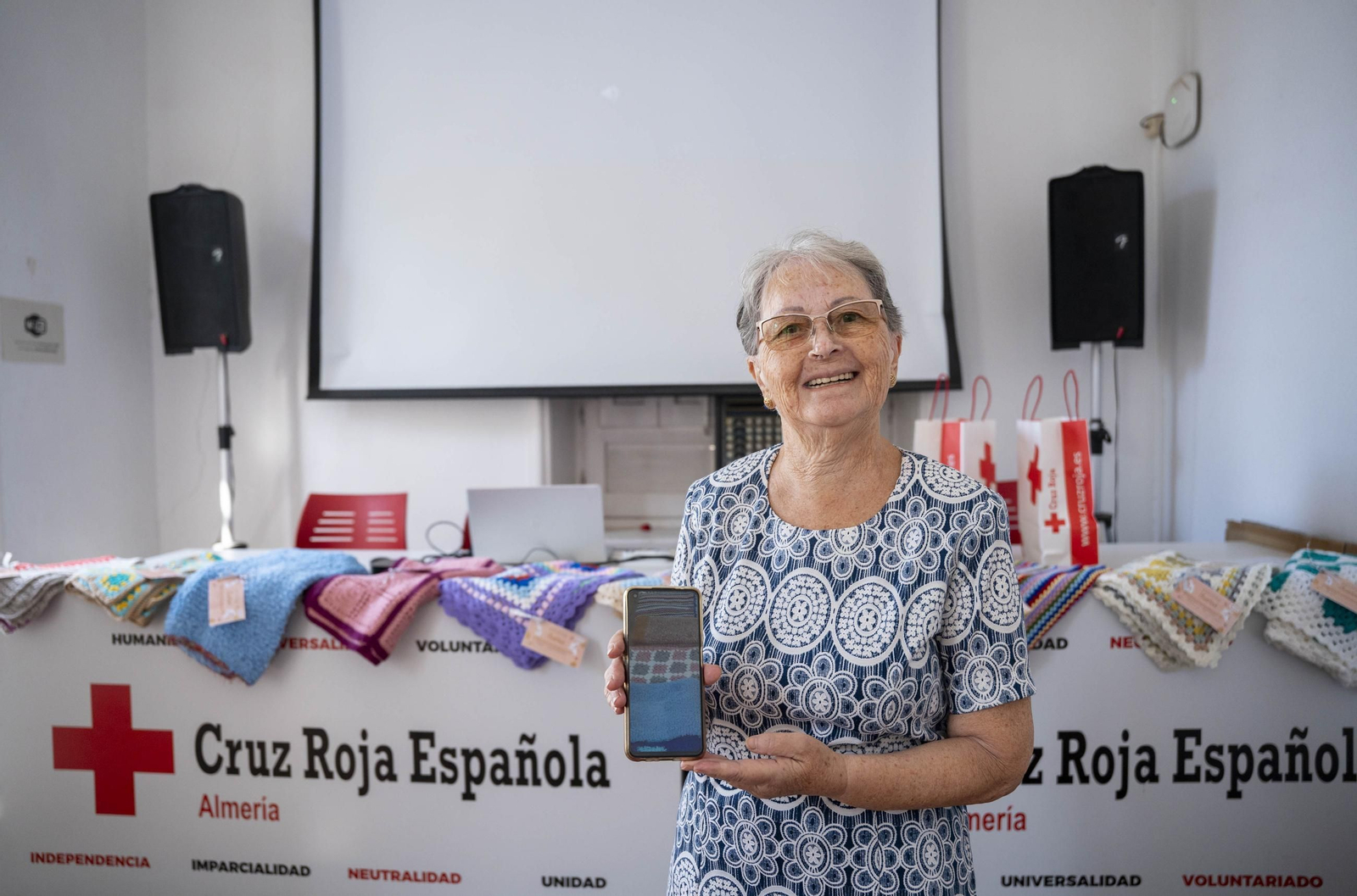 Cruz Roja realiza la entrega de mantitas solidarias a las familias de acogida