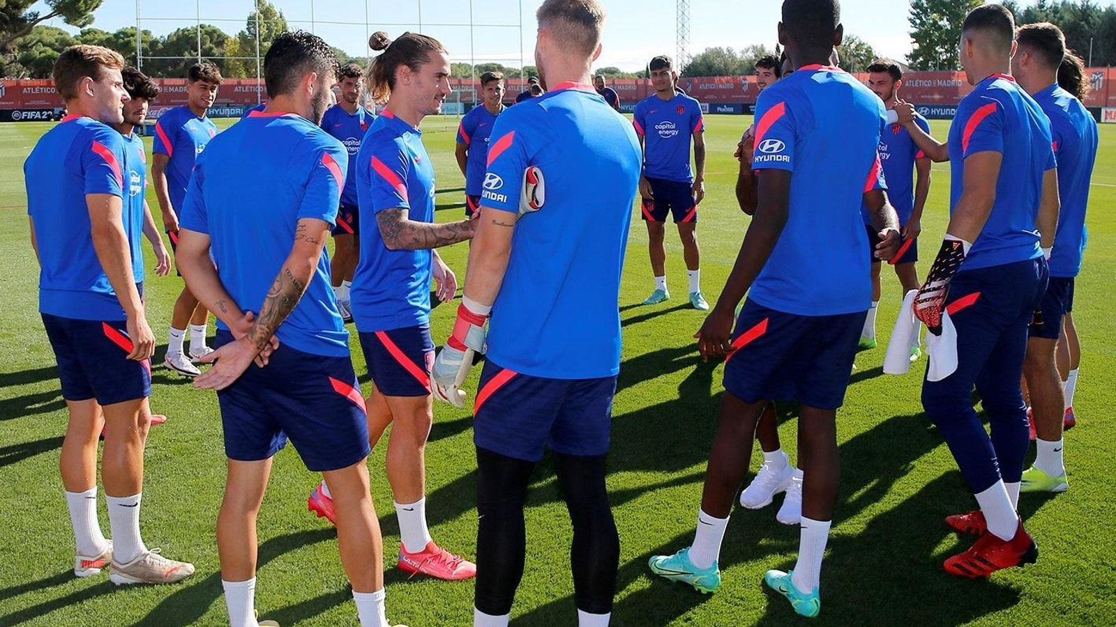 Griezmann saluda a sus nuevos compañeros, algunos viejos conocidos.