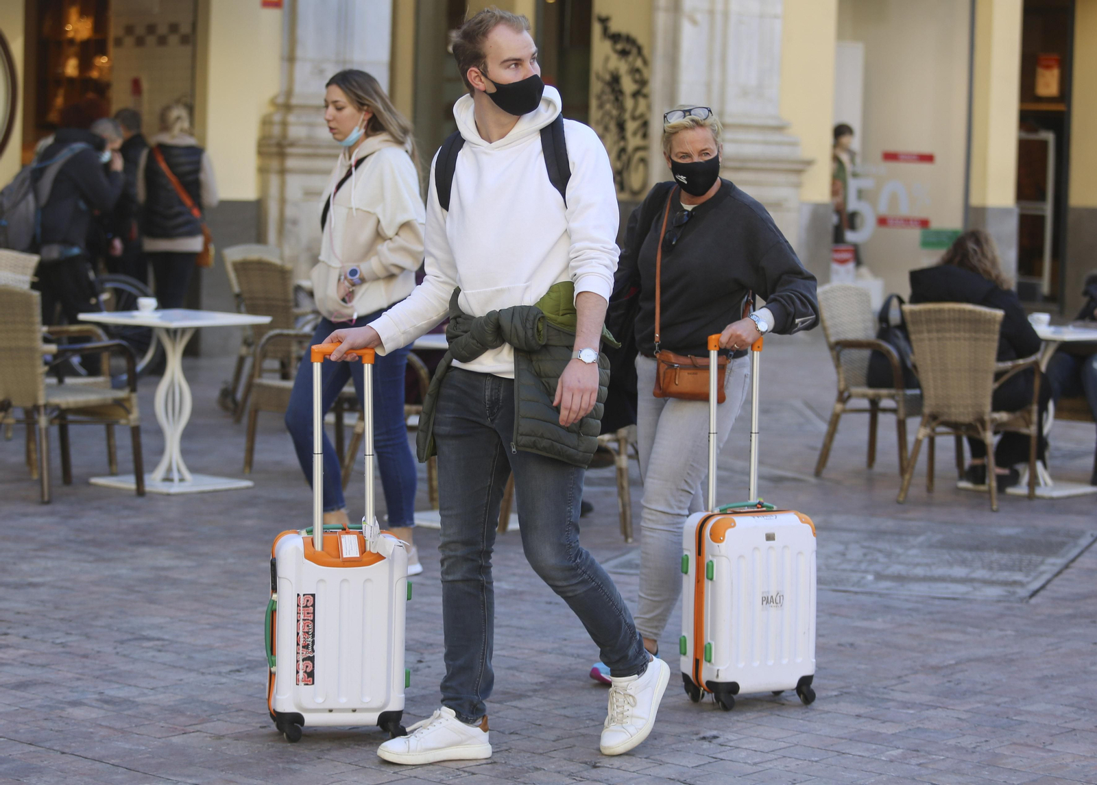 Dos turistas caminan por el centro de Málaga semanas atrás. Dos turistas caminan por el centro de Málaga semanas atrás.