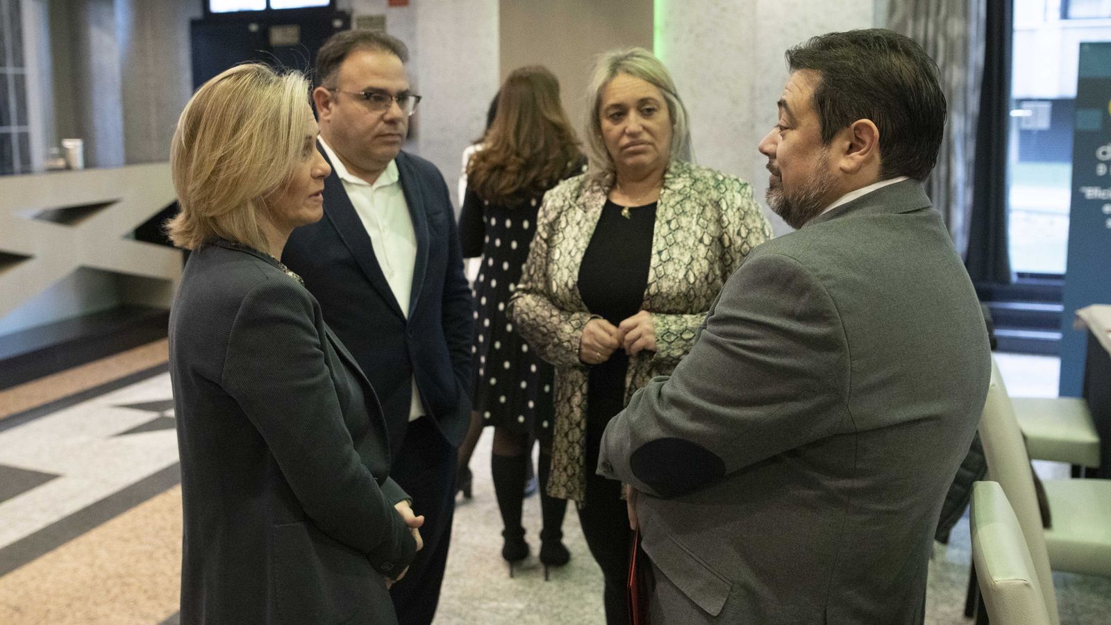 La directora de Granada Hoy, Lola Quero, charla con Julio Pérez, alcalde de Maracena, junto a los regidores de Almuñécar y Las Gabias, Juan José Ruiz y Meri Sádaba