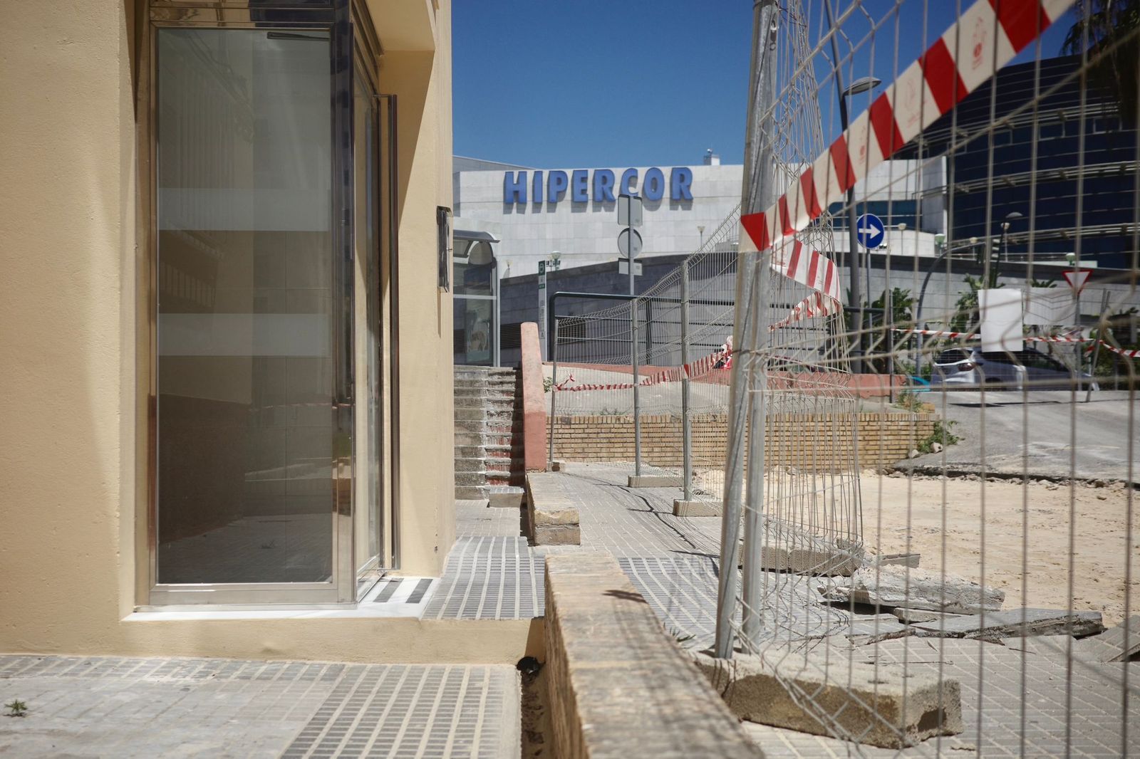 Una imagen de uno de los portales de la urbanización Santo Domingo de la Calzada junto a la obra.