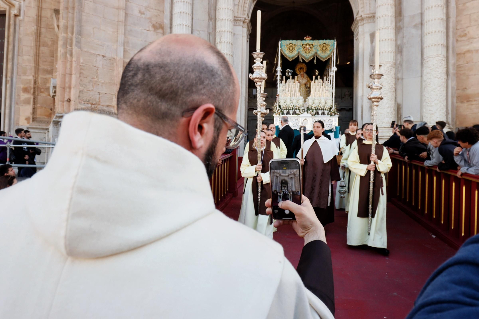 Las imágenes del traslado de Prendimiento desde la Catedral en la Semana Santa de Cádiz 2025