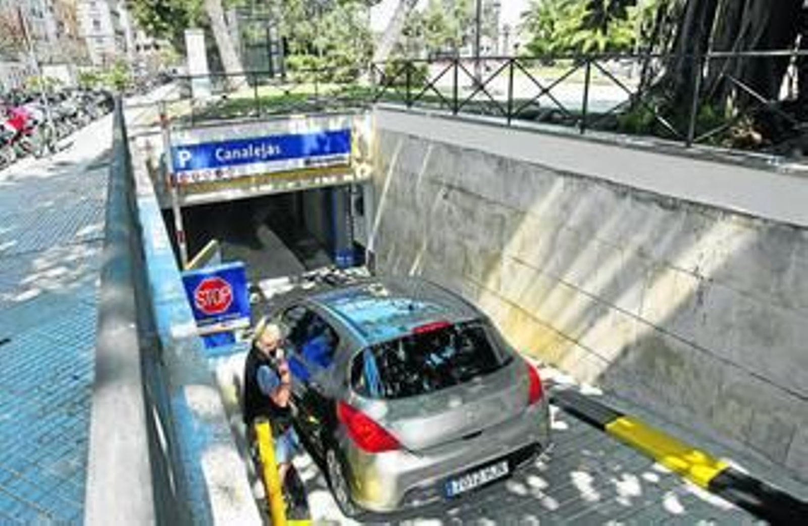 Acceso al aparcamiento de Canalejas, uno de los más caros de la ciudad