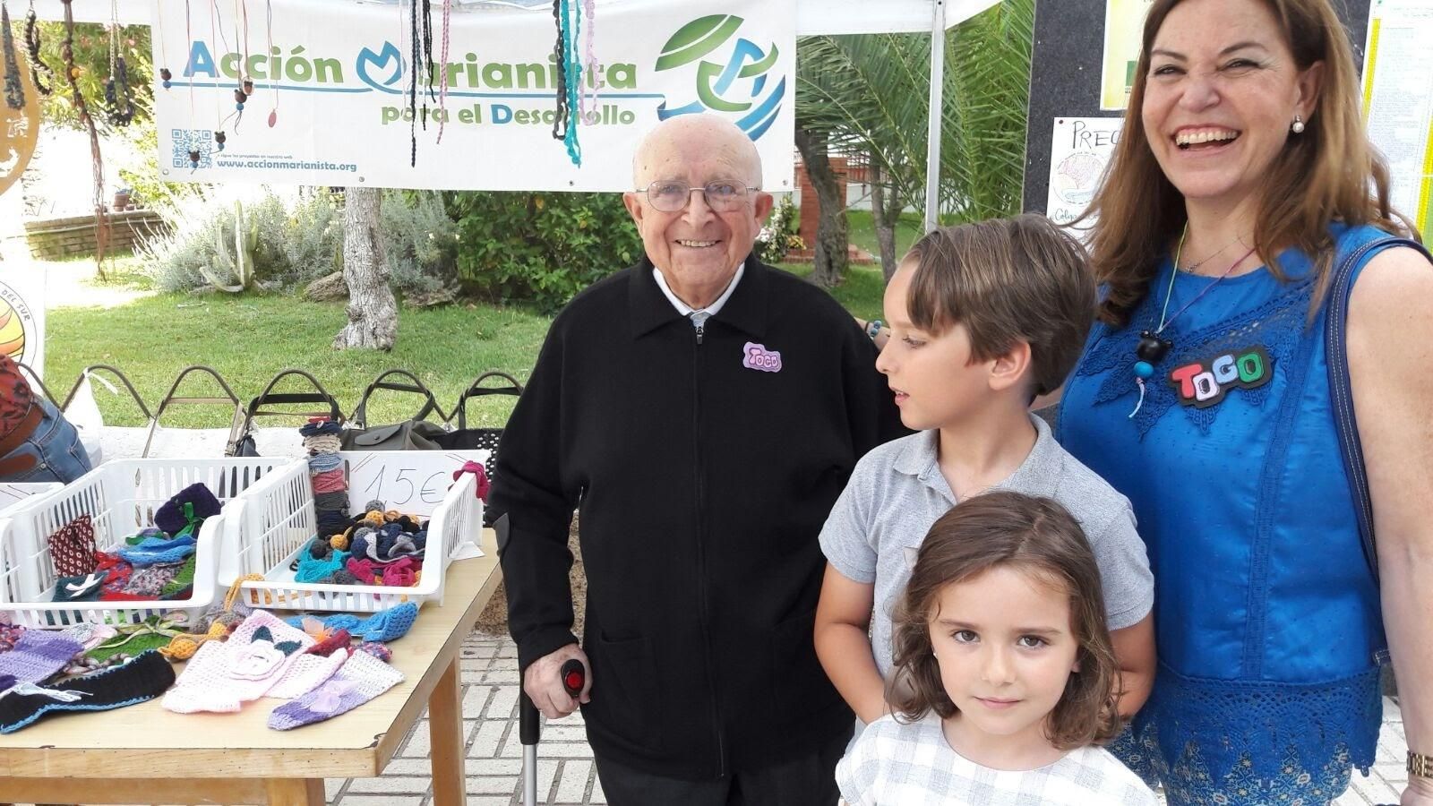 El sacerdote, en un mercadillo solidario en el colegio San Felipe Neri.