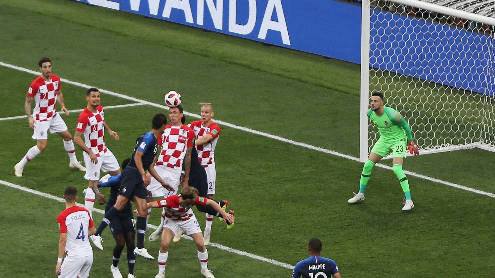 Mandzukic peina a el balón hacia su portería en el primer tanto galo.