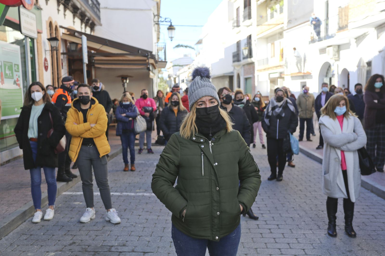 Vecinos de Cártama participan en el acto de repulsa contra la agresión machista del martes.