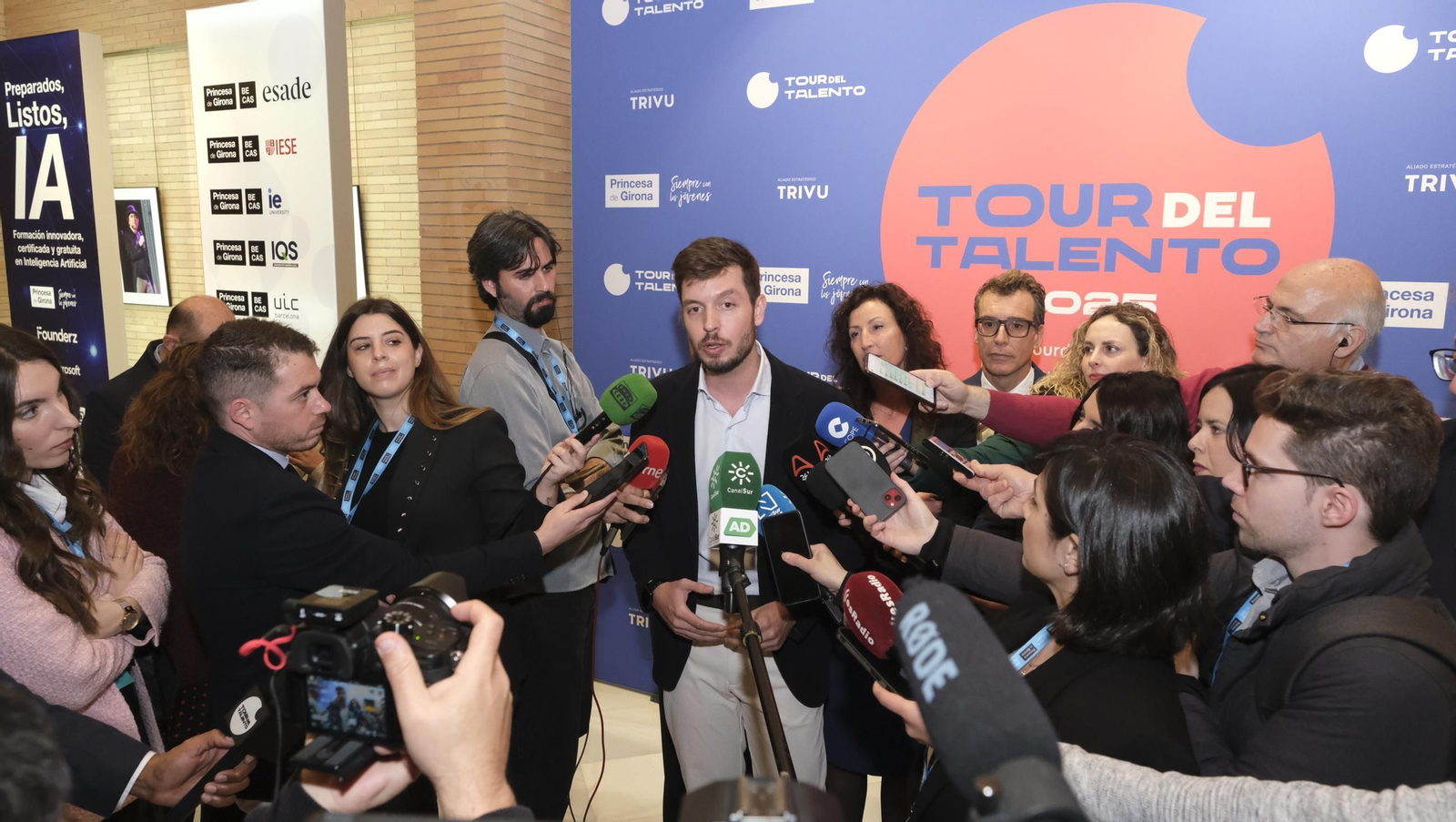 Imágenes de la Reina Letizia en el Tour del Talento en Almería