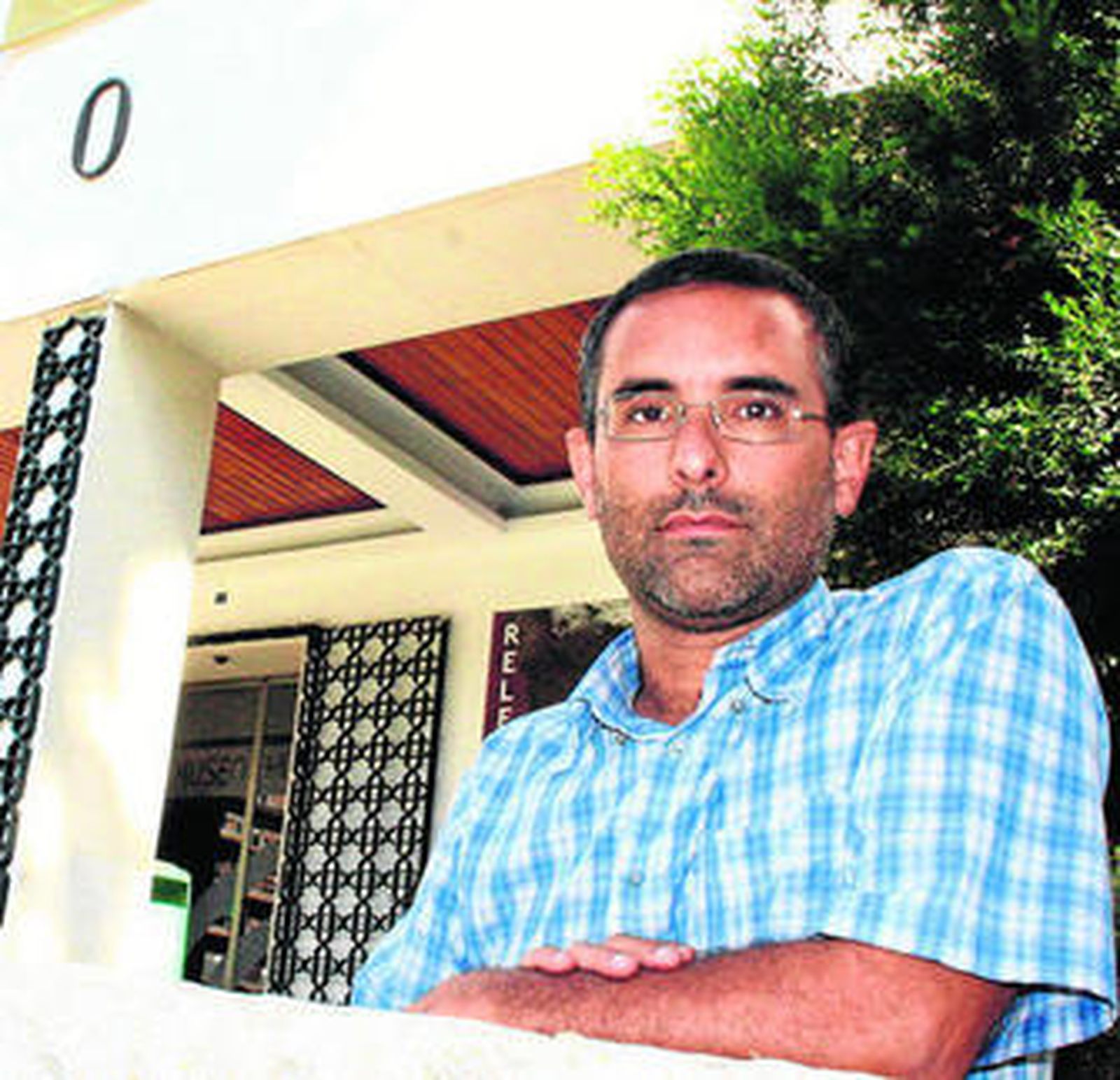 El arqueólogo Diego González Batanero posa en los jardines del Museo Provincial de Huelva.