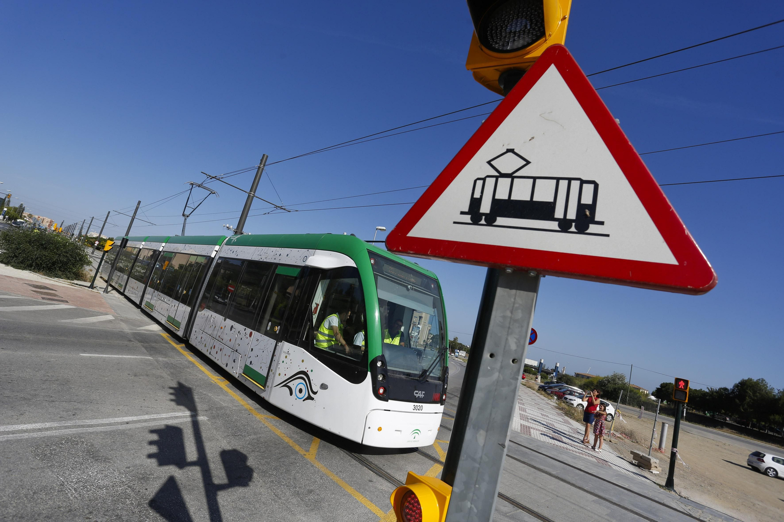Señal informativa del paso del tranvía, en la zona de Teatinos.