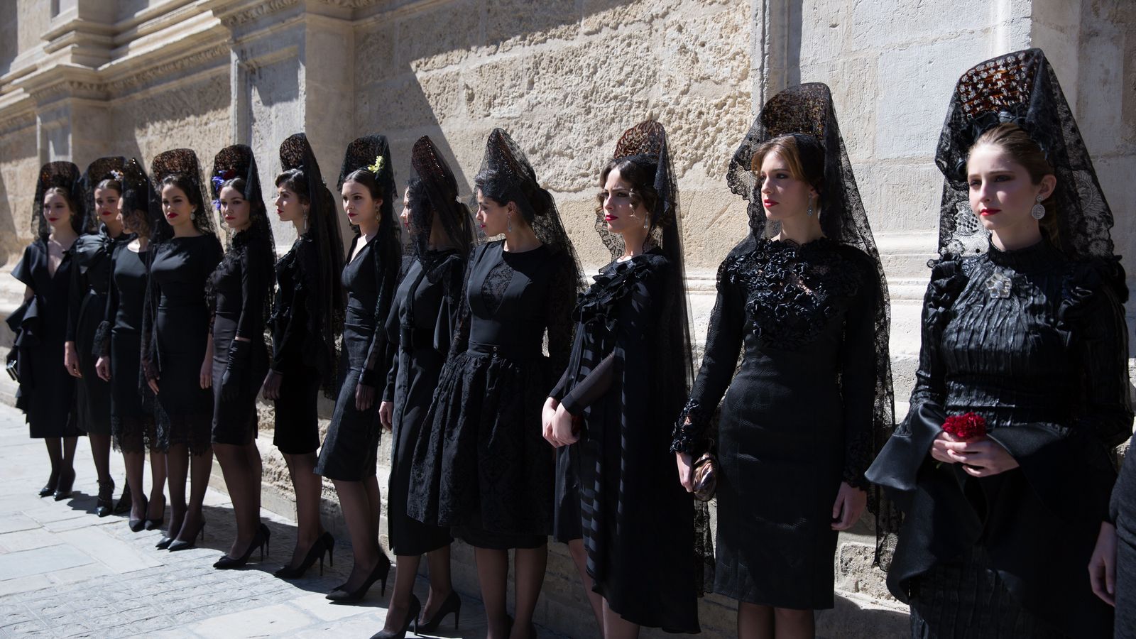 Modelos posando con diferentes trajes de mantilla