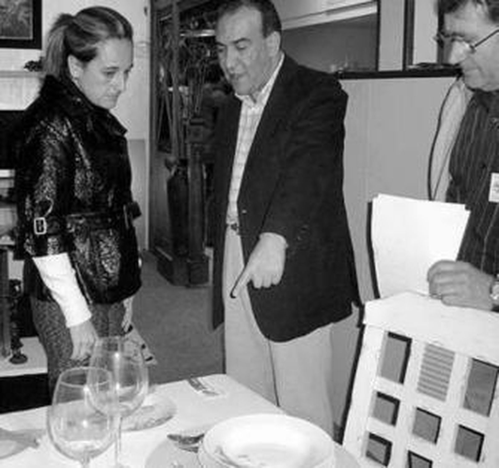 Cinta Castillo ayer junto al alcalde de Valverde, José Cejudo.