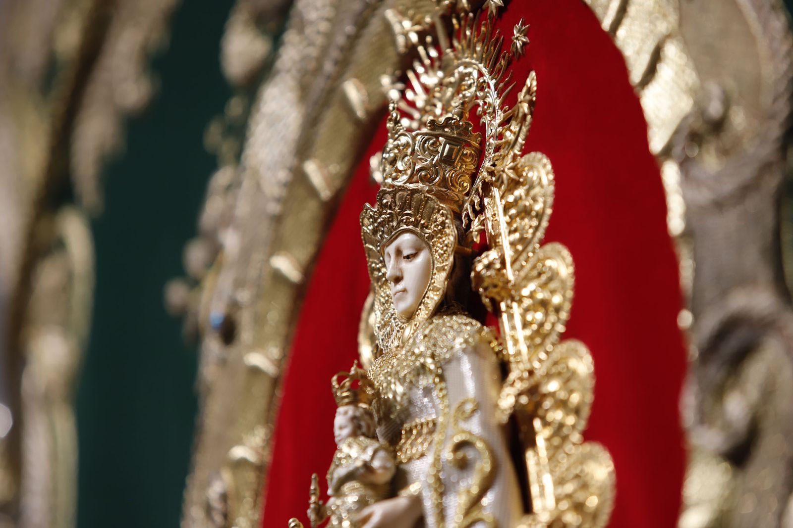 Imágenes de la inauguración de la exposición Regina Roris en la sala de la Fundación Cajasol 'El Comercial'