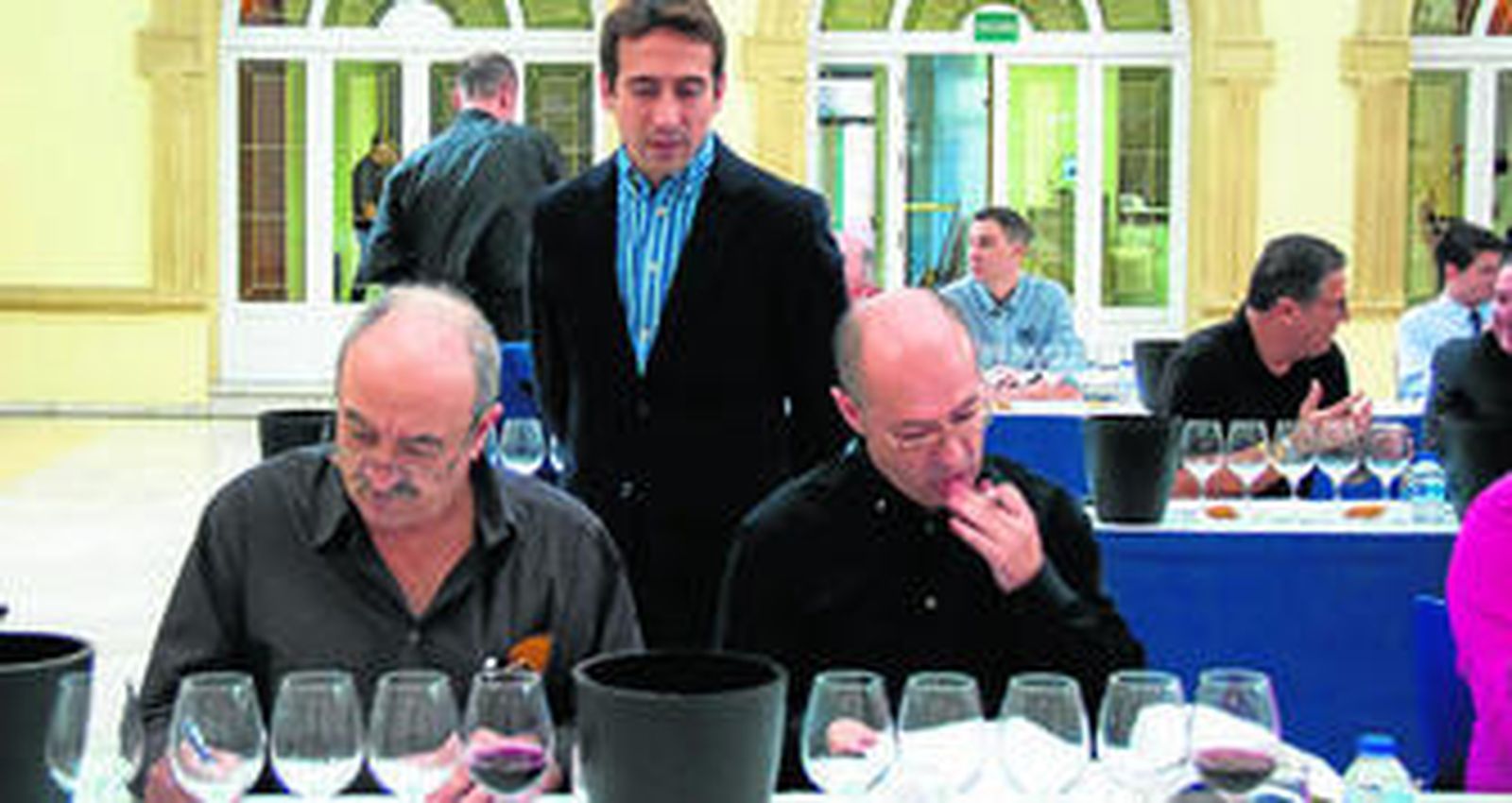 El diputado de Agricultura, Óscar Liria, observa a los participantes de la cata a ciegas, en el Patio de Luces de la capital almeriense.