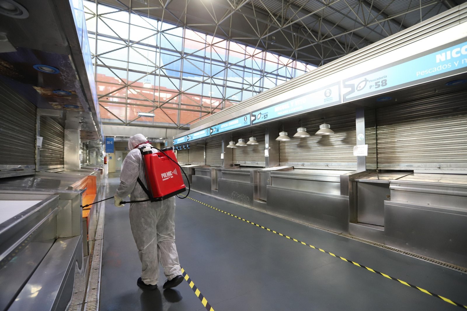 Imágenes de los trabajos de limpieza y desinfección del Mercado del Carmen en Huelva