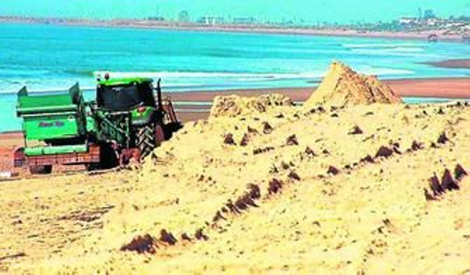 Obras de reposición de arena en la playa de Mazagón. Obras de reposición de arena en la playa de Mazagón.