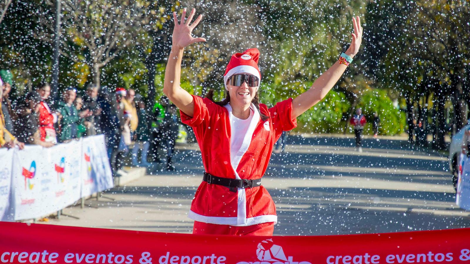 La III Carrera de Papá Noel de Sevilla reúne a más de 1.500 participantes en el Parque de María Luisa