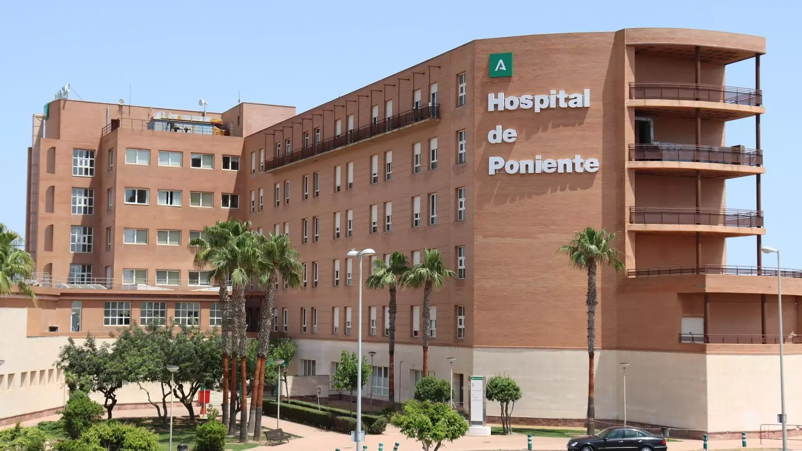 El Hospital de Poniente renovará su entrada y la segunda planta del edificio.