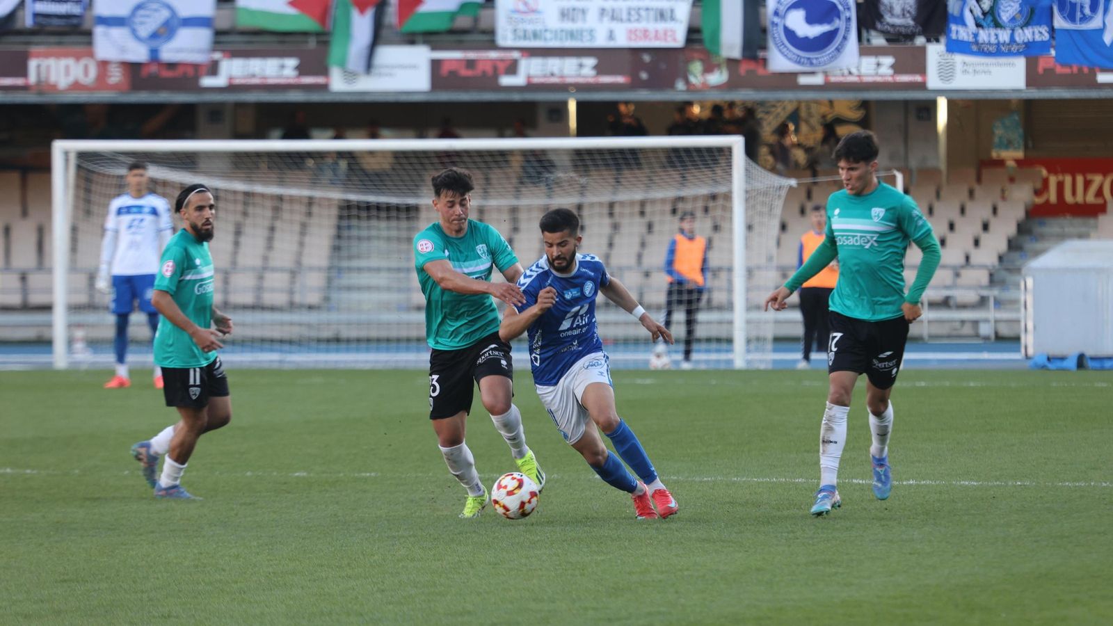 Ilias conduce el balón presionado por Chalbaud.