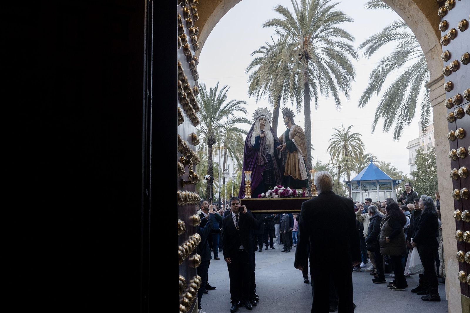 Las imágenes de los traslados de las cofradías de Santa Cruz