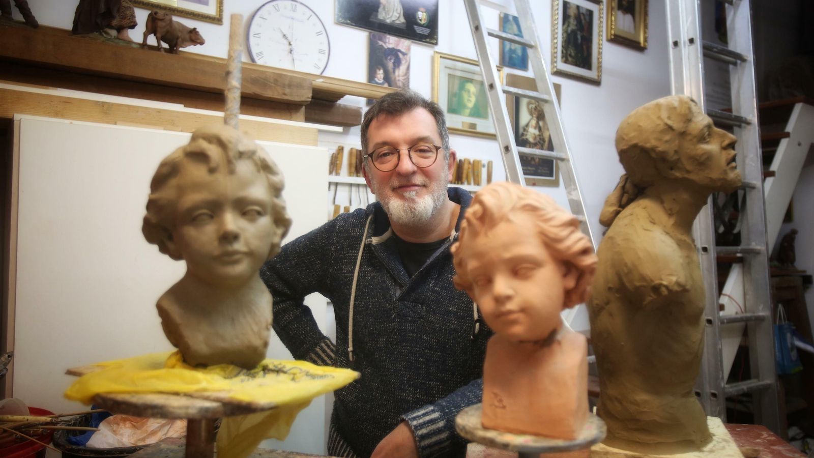 Luis  González  Rey  posa en su taller para 'Diario de  Cádiz'.