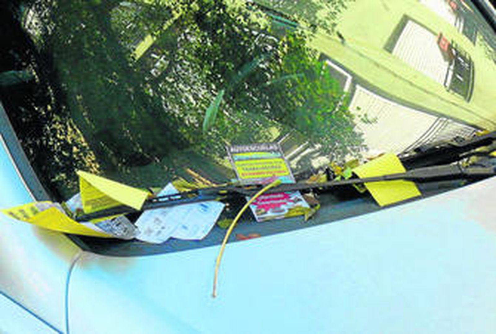 Este coche acumula en su parabrisas hasta siete folletos de publicidad.