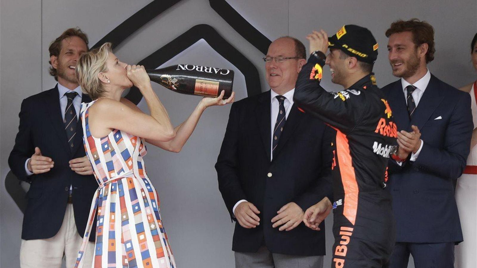 Charlene bebe champan en la entrega de premios del Gran Premio de Fórmula 1.