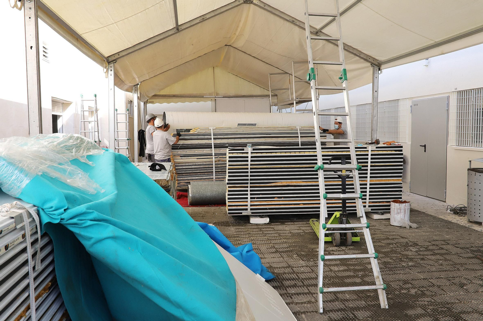 Operarios trabajan en la ampliación de la Observación de Urgencias, este miércoles.