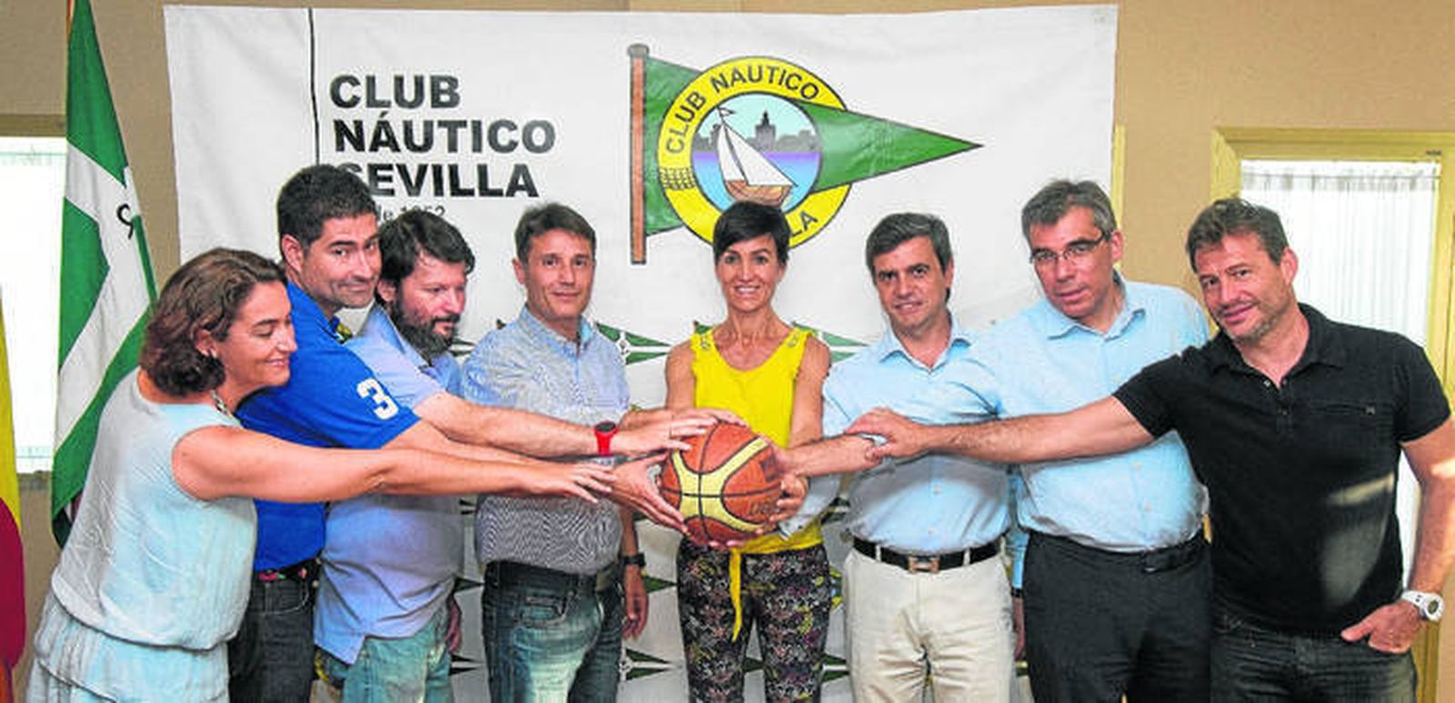 Representantes de las dos entidades posan tras formalizar el acuerdo de colaboración.