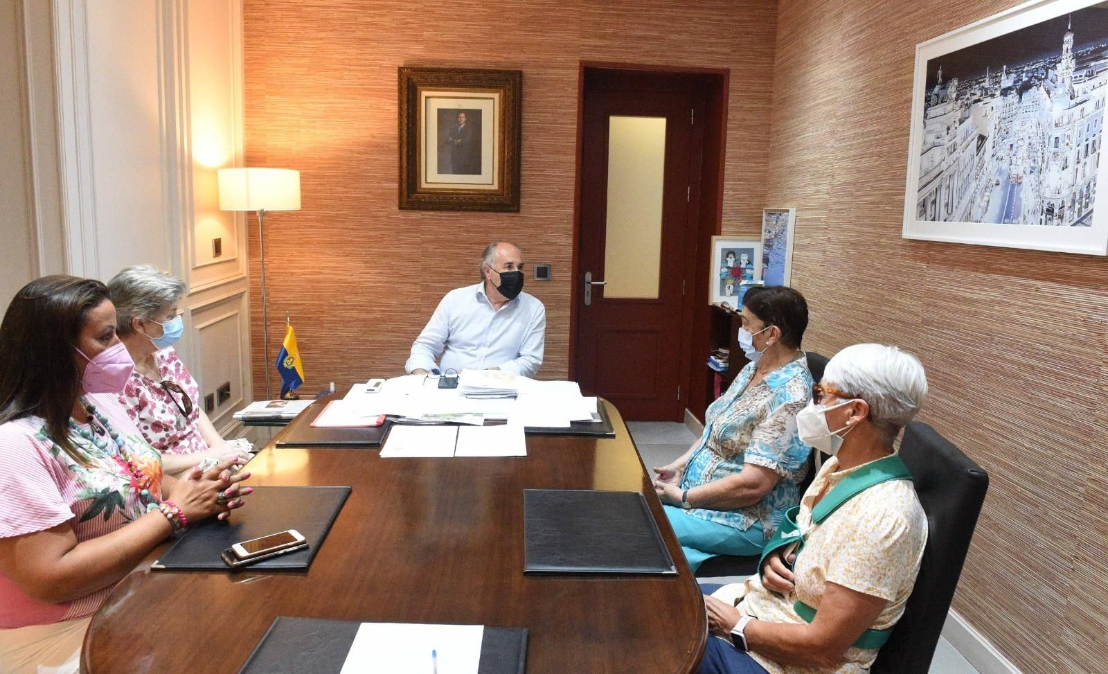 La reunión entre los responsables municipales y las religiosas.