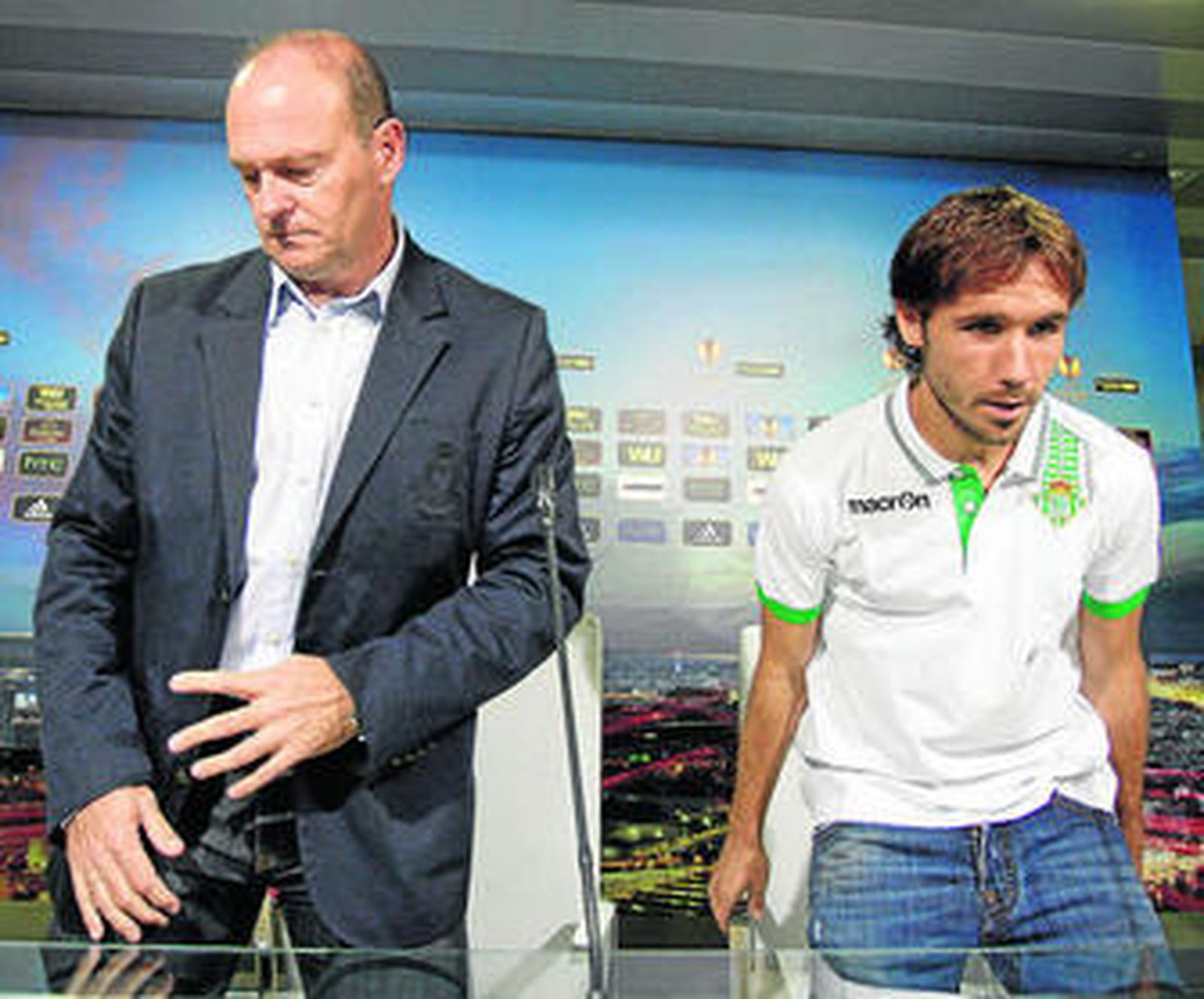 Pepe Mel, junto a Joan Verdú, en la rueda de prensa de ayer en el estadio.