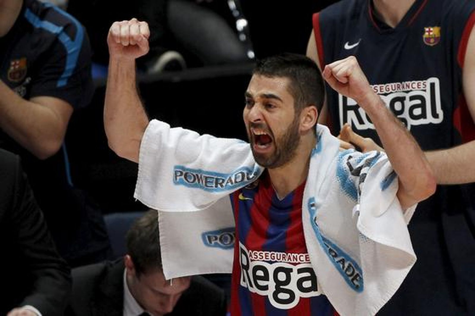 Navarro celebra un punto desde el banquillo. / EFE