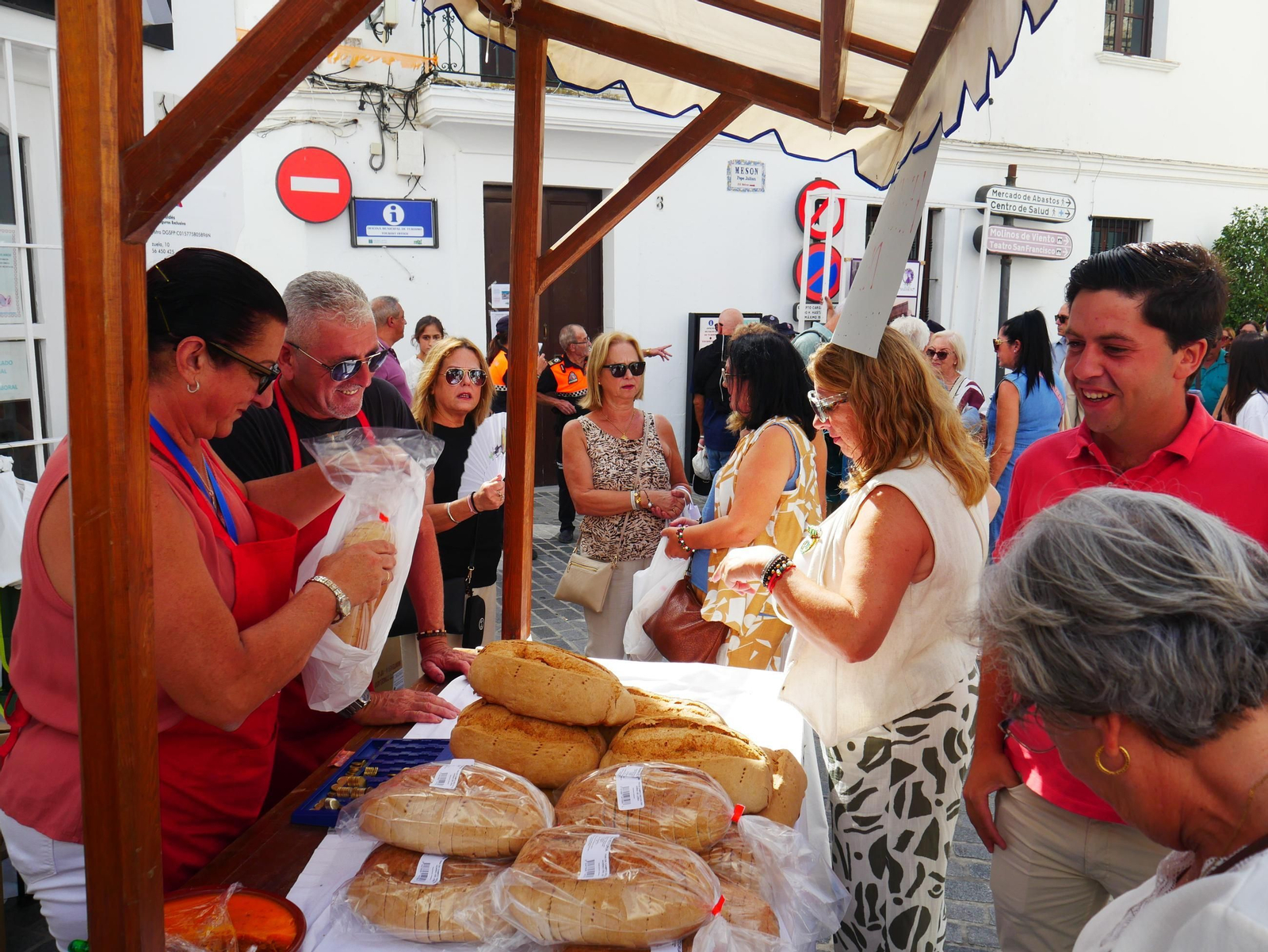Muchos no pudieron resistirse a llevarse a casa panes y tarrinas.