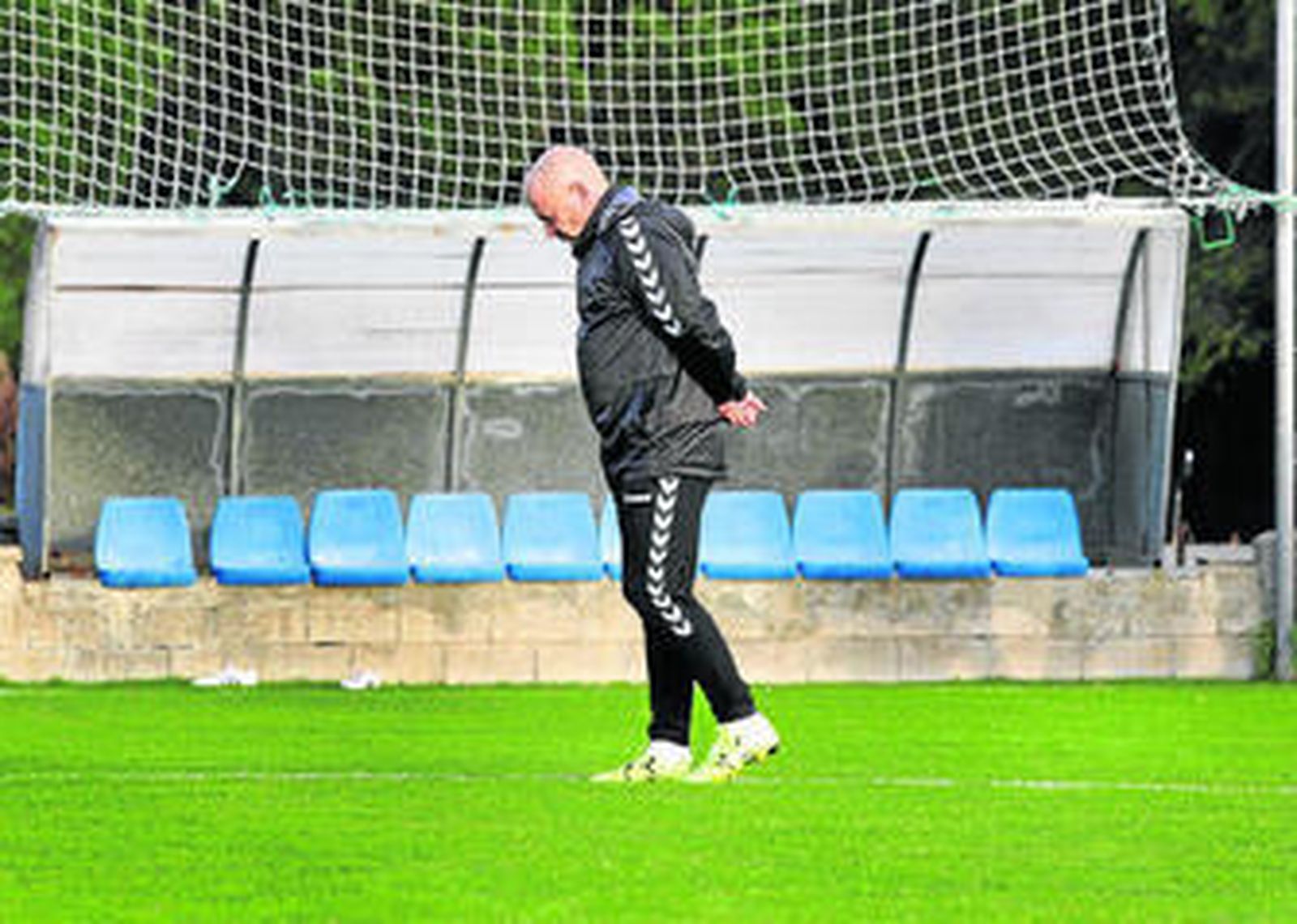 Claudio Barragán camina pensativo por el campo 4 de las instalaciones de El Rosal.