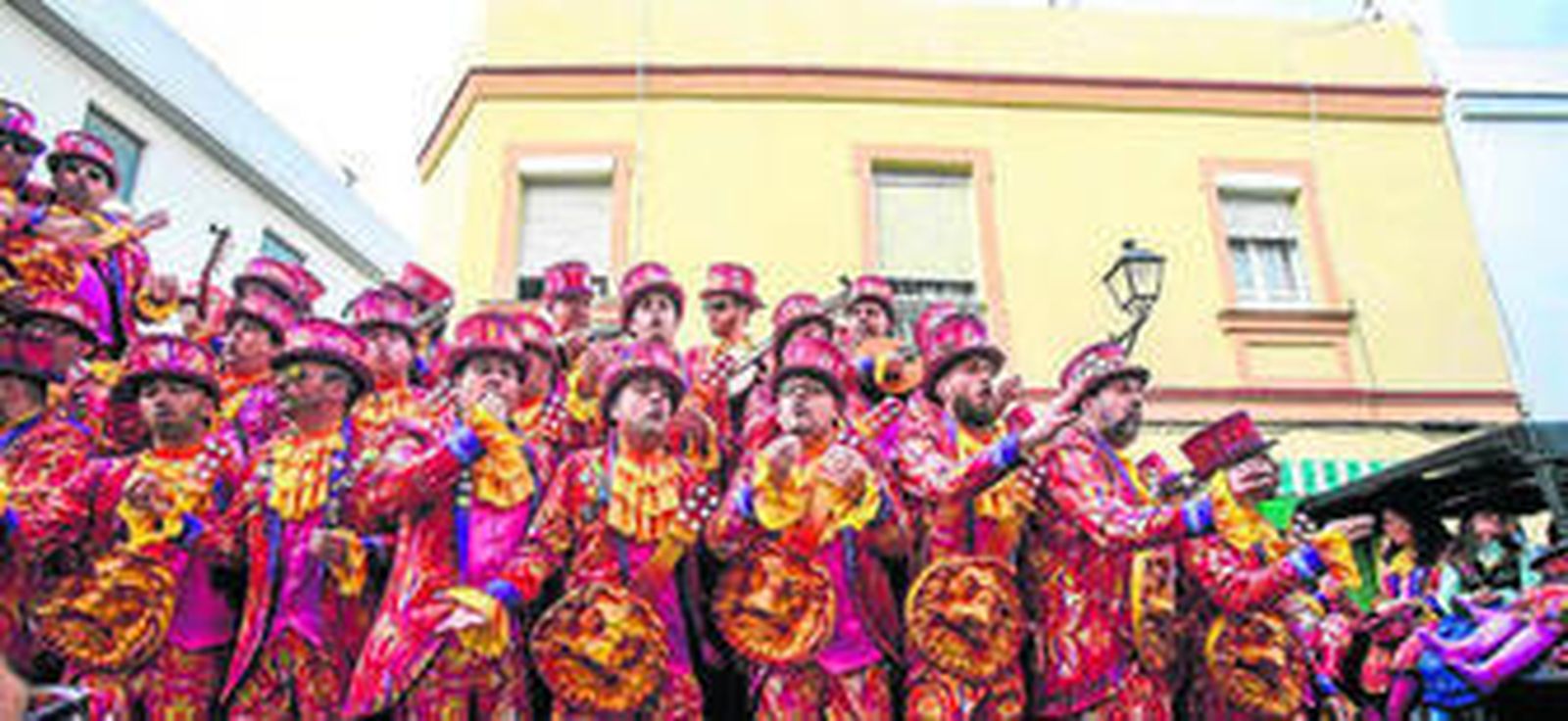 'Coroterapia' cantando en su batea en el carrusel de la Viña ayer.