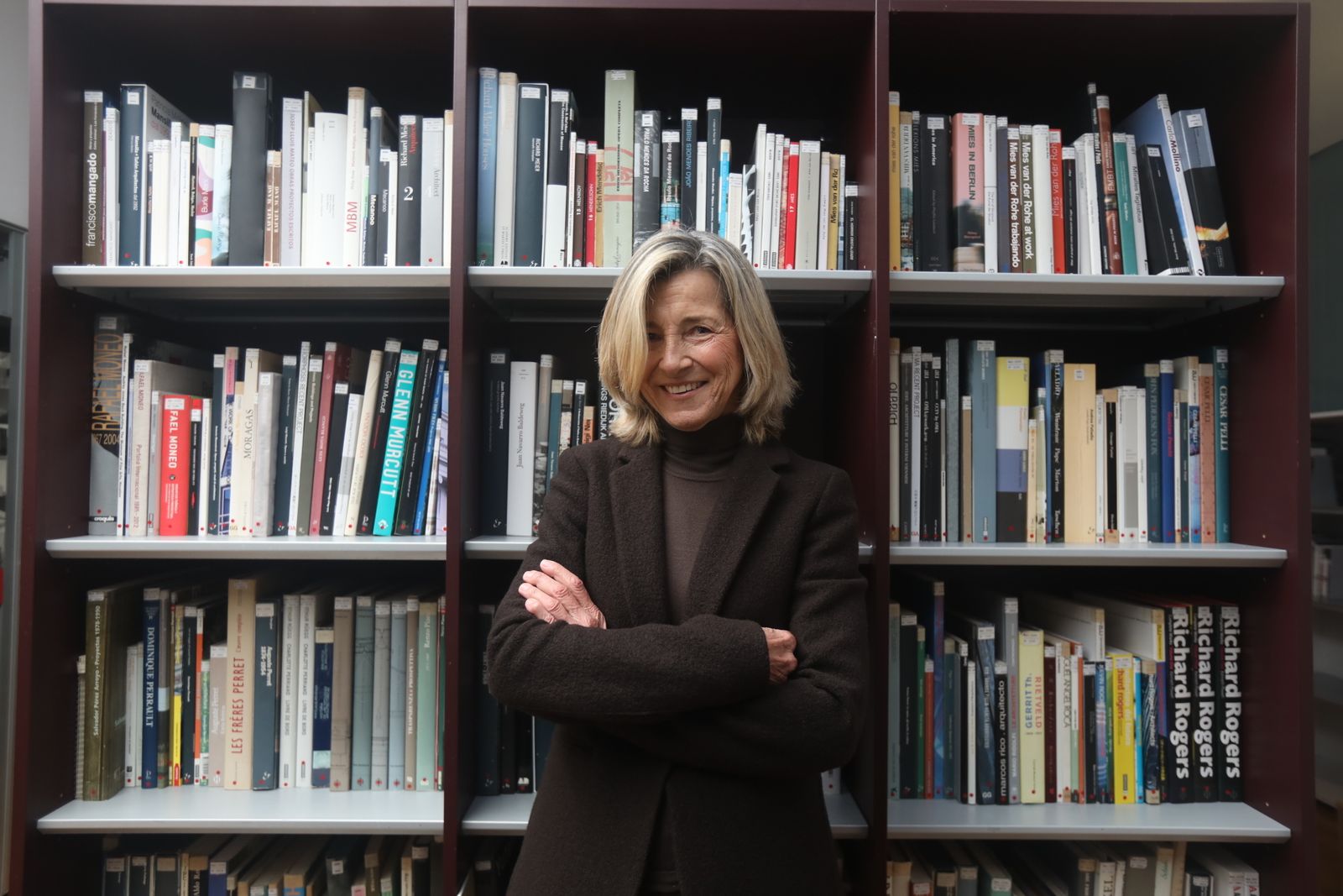 Carmen Navarro posa en la biblioteca del Colegio de Arquitectos de Cádiz.