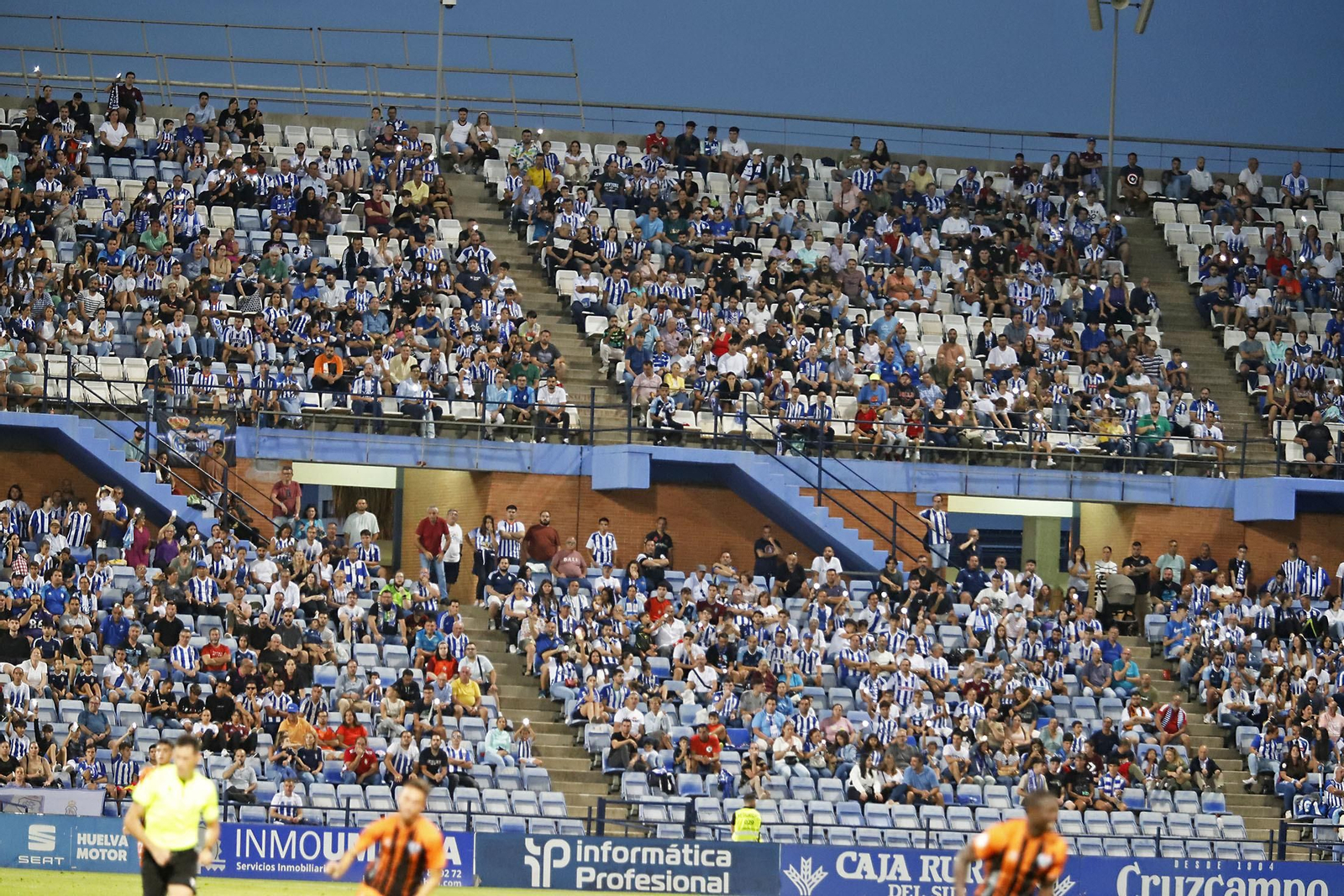 Imágenes del ambiente en el Recreativo de Huelva y Antequera CF