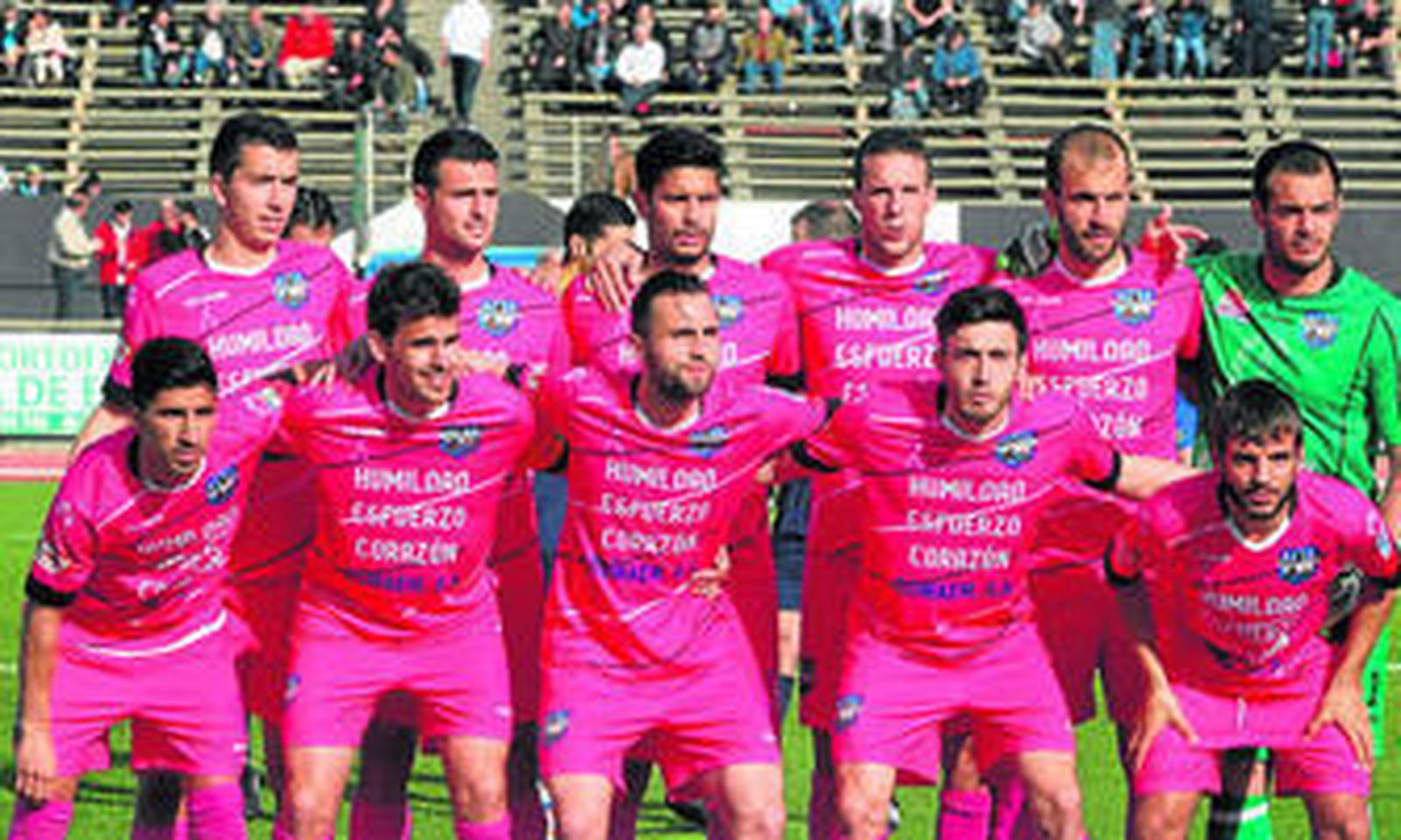 Los jugadores de la Balona abandonan el césped con un significativo intercambio de aplausos con sus aficionados.
