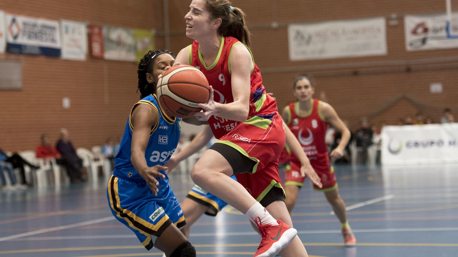 Isa Pastor trata de entrar a canasta ante la oposición de White.